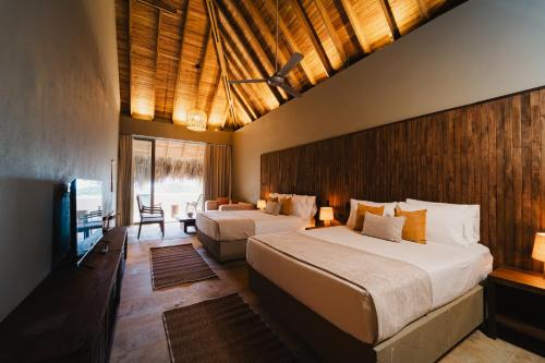 Imagen de la habitación del Hotel Naio y Villas. Foto 15