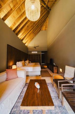 Imagen de la habitación del Hotel Naio y Villas. Foto 16