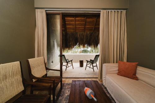 Imagen de la habitación del Hotel Naio y Villas. Foto 19