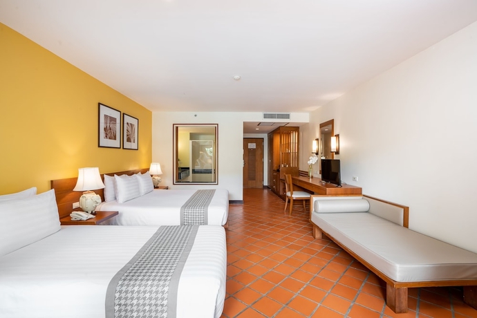 Imagen de la habitación del Hotel Naithonburi Beach Resort. Foto 10