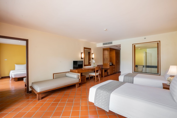 Imagen de la habitación del Hotel Naithonburi Beach Resort. Foto 11