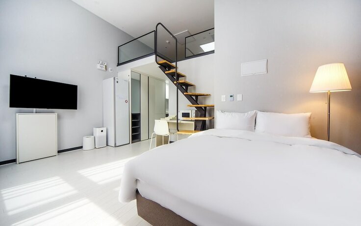 Imagen de la habitación del Hotel Naju Duplex Residence. Foto 15