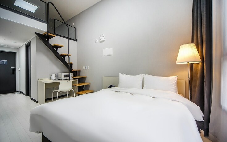 Imagen de la habitación del Hotel Naju Duplex Residence. Foto 17