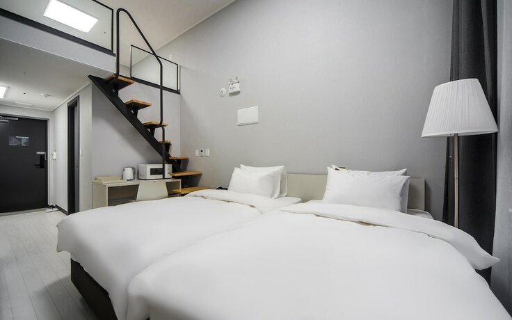 Imagen de la habitación del Hotel Naju Duplex Residence. Foto 19