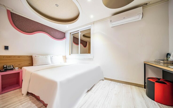 Imagen de la habitación del Hotel Naju Show. Foto 15