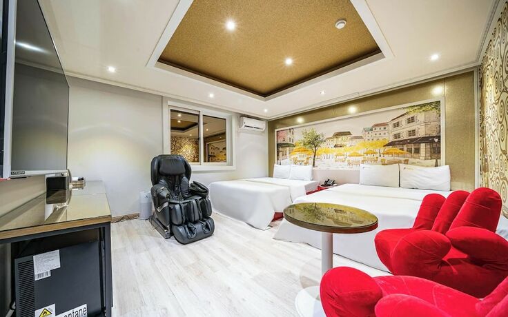 Imagen de la habitación del Hotel Naju Show. Foto 16