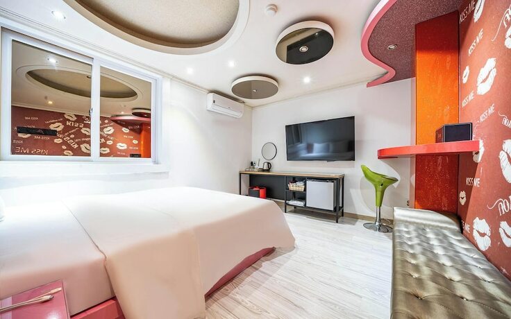 Imagen de la habitación del Hotel Naju Show. Foto 17