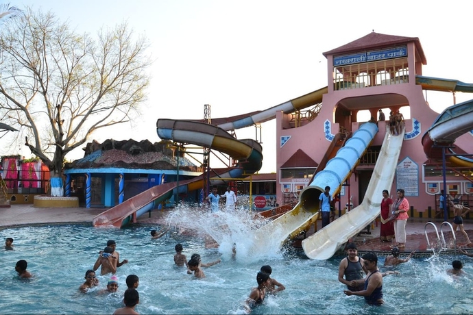 Imagen de la piscina del Hotel Nakhrali Dhani Village Resort. Foto 15