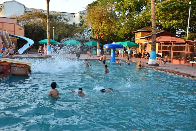 Imagen de la piscina del Hotel Nakhrali Dhani Village Resort. Foto 16