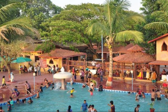 Imagen de la piscina del Hotel Nakhrali Dhani Village Resort. Foto 17
