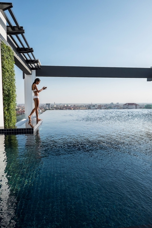 Imagen de la piscina del Hotel Naki Suites At Silvertown. Foto 18
