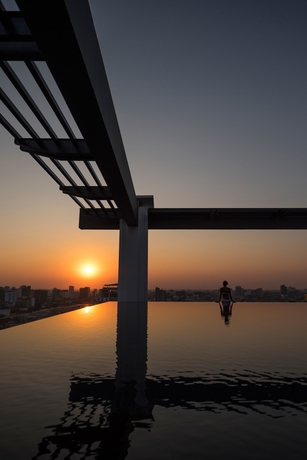 Imagen de la piscina del Hotel Naki Suites At Silvertown. Foto 19