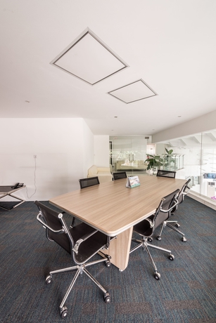 Imagen de los interiores del Hotel Naki Suites At Silvertown. Foto 15