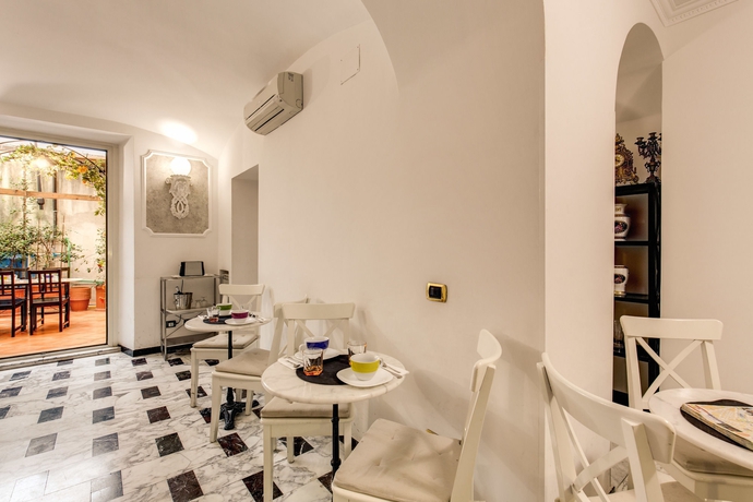 Imagen de los interiores del Hotel Nakissa Inn. Foto 15