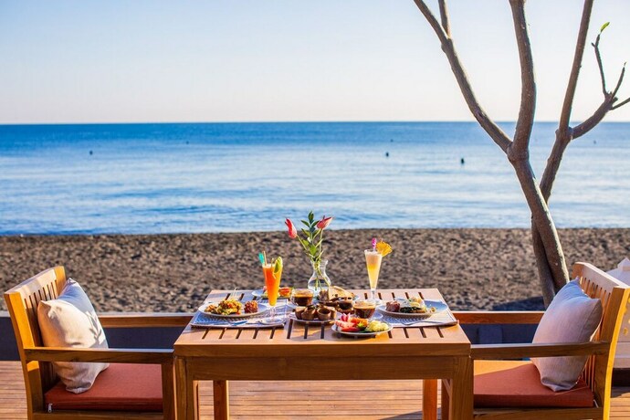 Imagen del bar/restaurante del Hotel Nalika Beach Resort and Restaurant. Foto 21