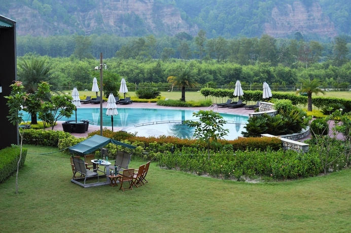 Imagen de la piscina del Hotel Namah Resort Jim Corbett, A Member Of Radisson Individuals. Foto 14