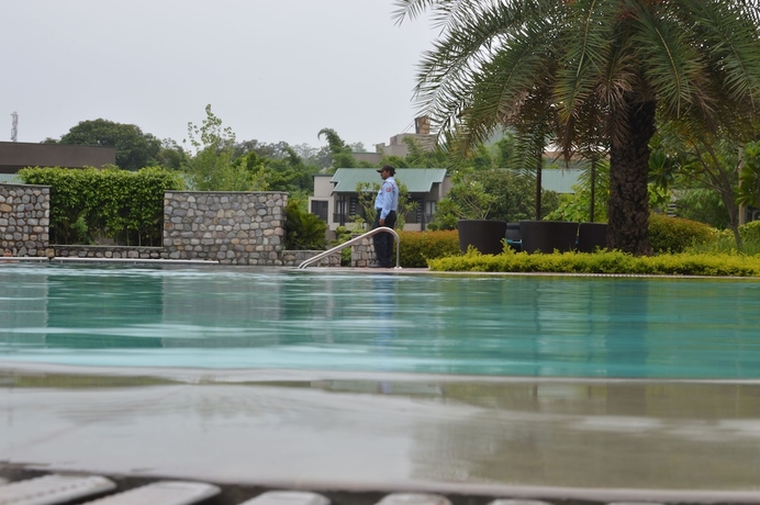 Imagen de la piscina del Hotel Namah Resort Jim Corbett, A Member Of Radisson Individuals. Foto 17