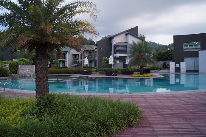 Imagen de la piscina del Hotel Namah Resort Jim Corbett, A Member Of Radisson Individuals. Foto 18