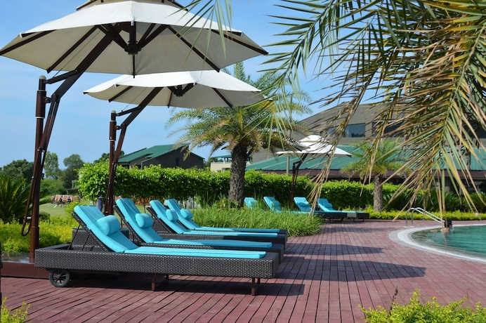 Imagen de la piscina del Hotel Namah Resort Jim Corbett, A Member Of Radisson Individuals. Foto 19