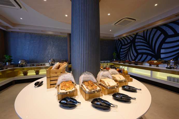 Imagen del bar/restaurante del Hotel Namaka Resort Kamala. Foto 3