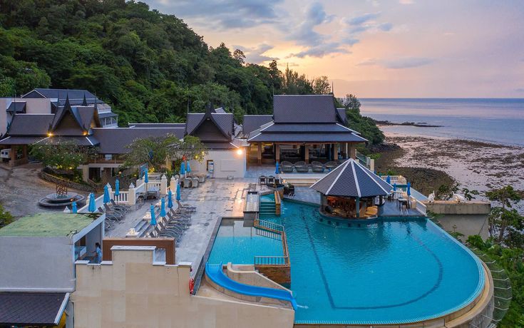 Imagen de la piscina del Hotel Namaka Resort Kamala. Foto 24