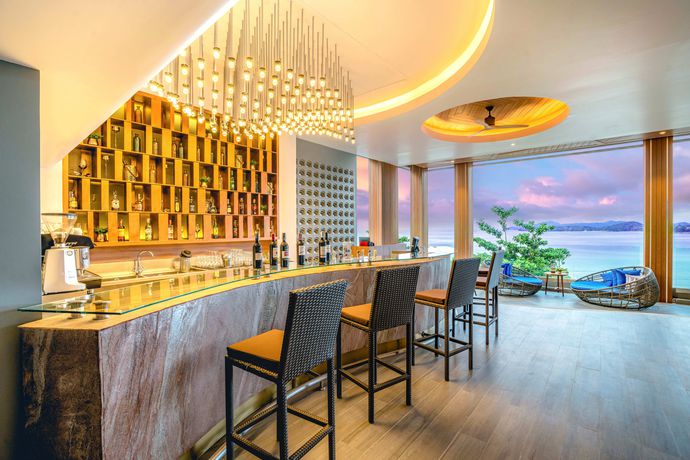 Imagen del bar/restaurante del Hotel Namaka Resort Kamala. Foto 5