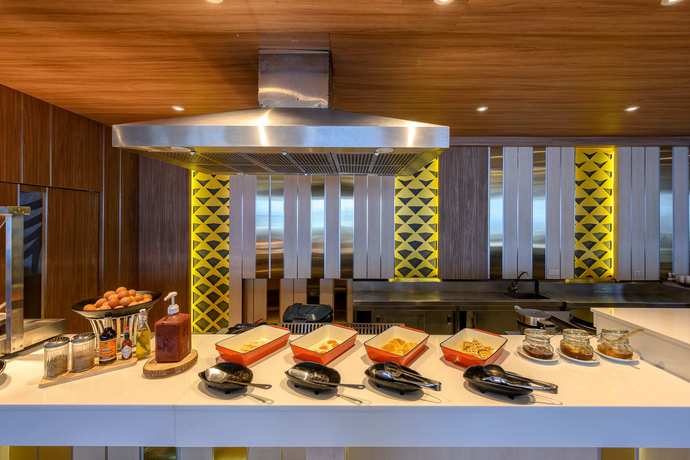 Imagen del bar/restaurante del Hotel Namaka Resort Kamala. Foto 8