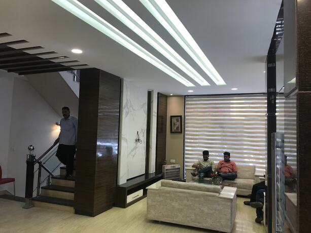 Imagen del bar/restaurante del Hotel Namaskar Residency. Foto 16