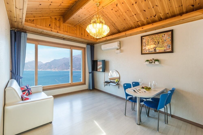 Imagen de la habitación del Hotel Namehae Bada Maru. Foto 2
