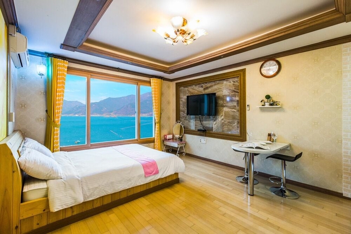 Imagen de la habitación del Hotel Namehae Bada Maru. Foto 6