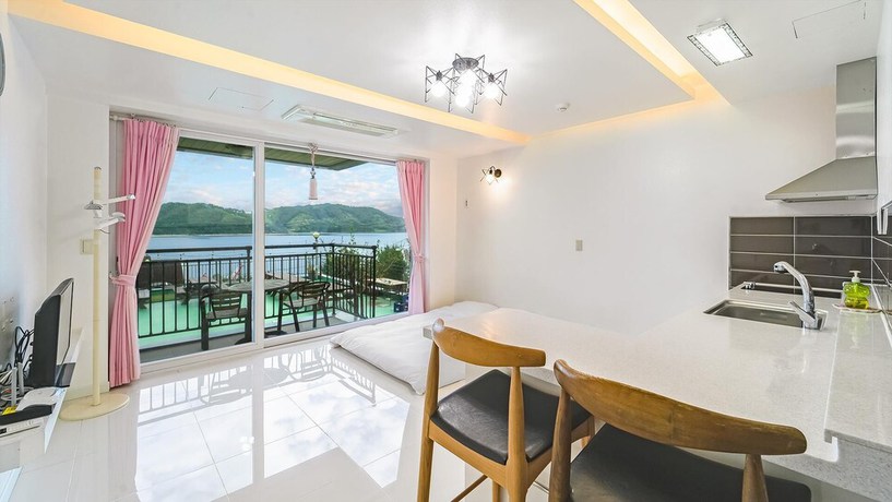 Imagen de la habitación del Hotel Namhae Bomyeoleumgaeulgyeoul Pensyeon. Foto 4