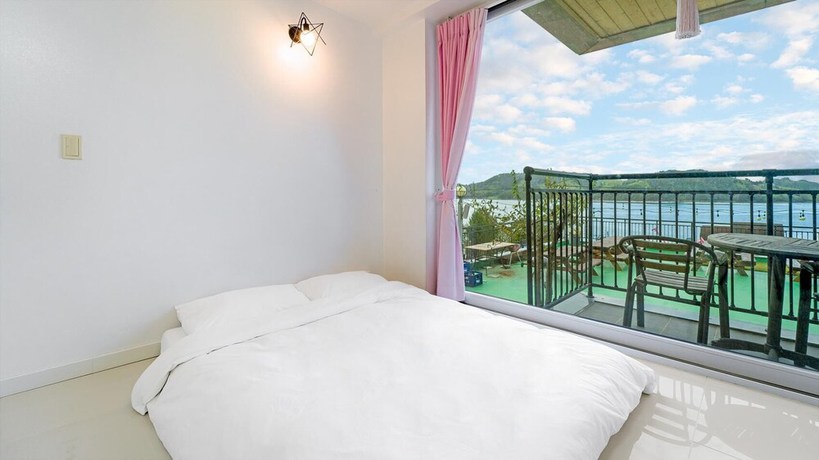 Imagen de la habitación del Hotel Namhae Bomyeoleumgaeulgyeoul Pensyeon. Foto 8