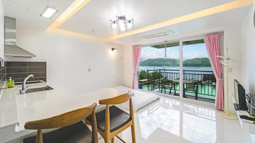 Imagen de la habitación del Hotel Namhae Bomyeoleumgaeulgyeoul Pensyeon. Foto 11