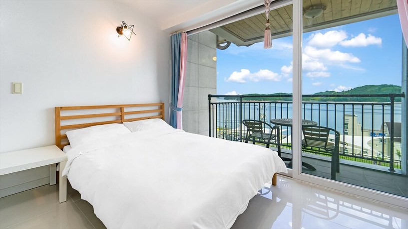 Imagen de la habitación del Hotel Namhae Bomyeoleumgaeulgyeoul Pensyeon. Foto 12