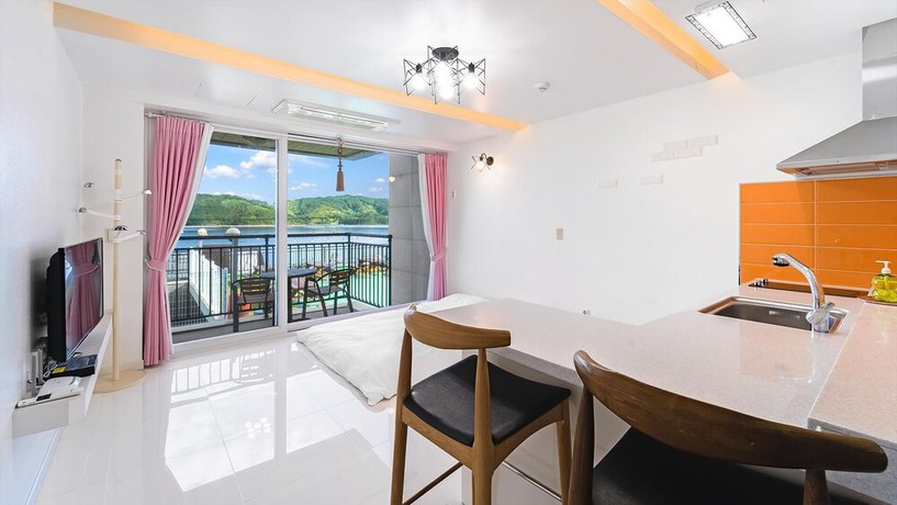 Imagen de la habitación del Hotel Namhae Bomyeoleumgaeulgyeoul Pensyeon. Foto 13