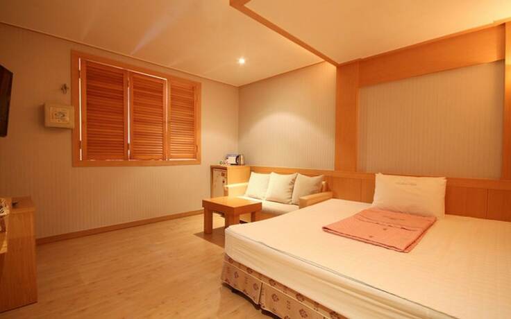 Imagen de la habitación del Hotel Namhae Cinema. Foto 19
