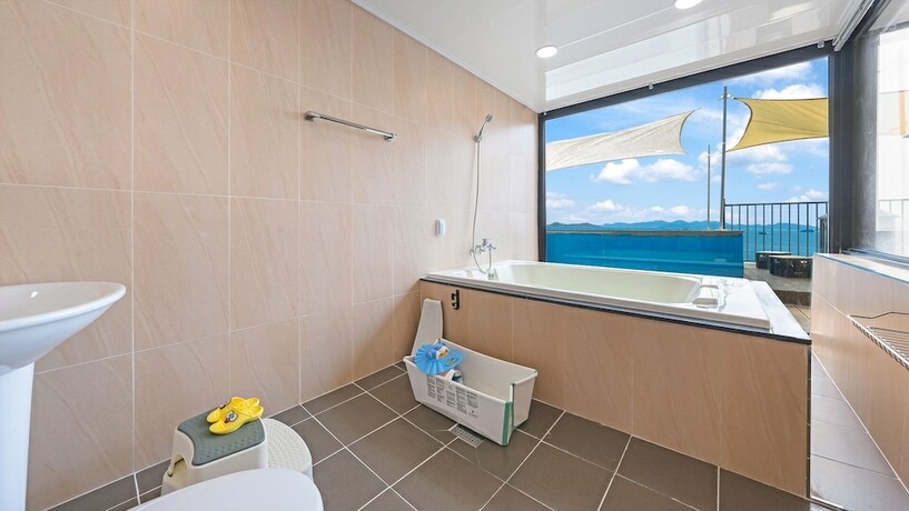 Imagen general del Hotel Namhae Himom kis spa Pension Black. Foto 3