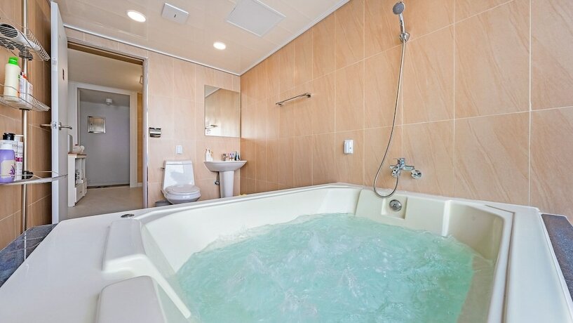 Imagen general del Hotel Namhae Himom kis spa Pension Black. Foto 7