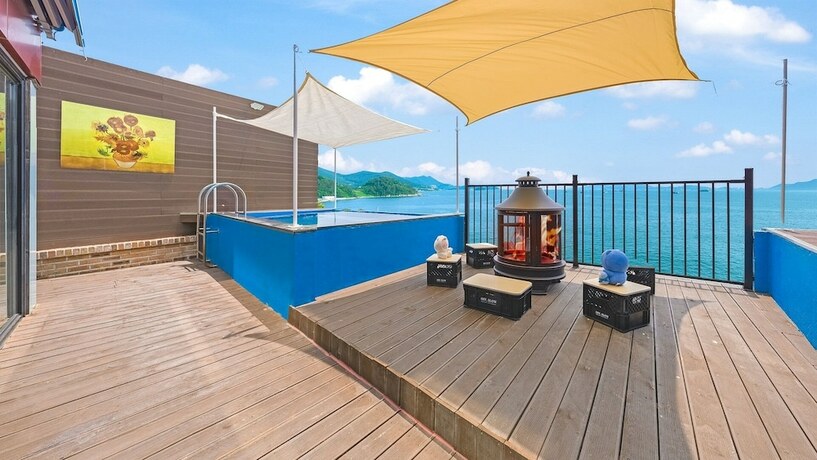 Imagen general del Hotel Namhae Himom kis spa Pension Black. Foto 10