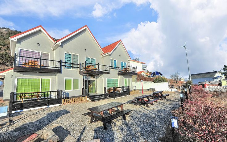 Imagen general del Hotel Namhae Somsatang Pension. Foto 1