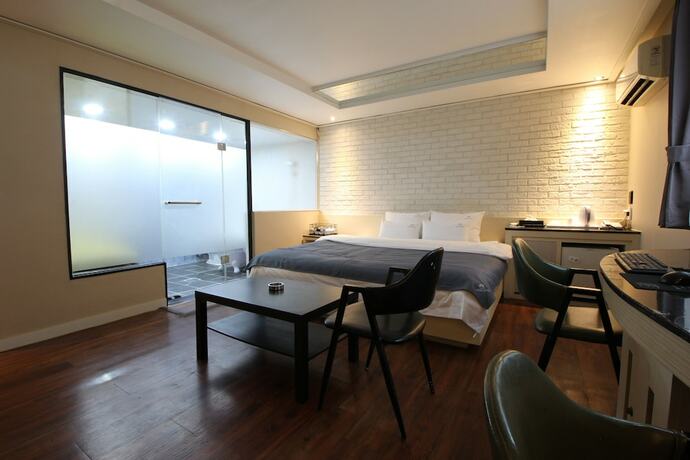 Imagen de la habitación del Hotel Namu Neulbo. Foto 13