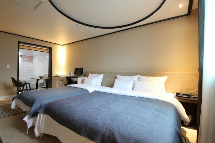 Imagen de la habitación del Hotel Namu Neulbo. Foto 15