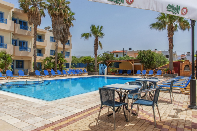 Imagen de la piscina del Hotel Nana Angela Apartments. Foto 12