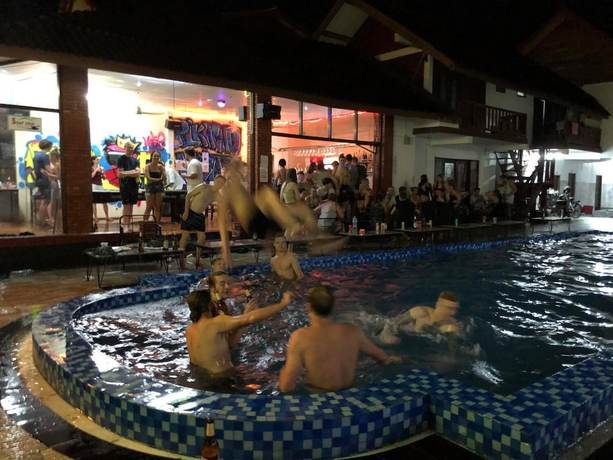 Imagen de la piscina del Hotel Nana Backpacker Hostel, Vang Vieng. Foto 15