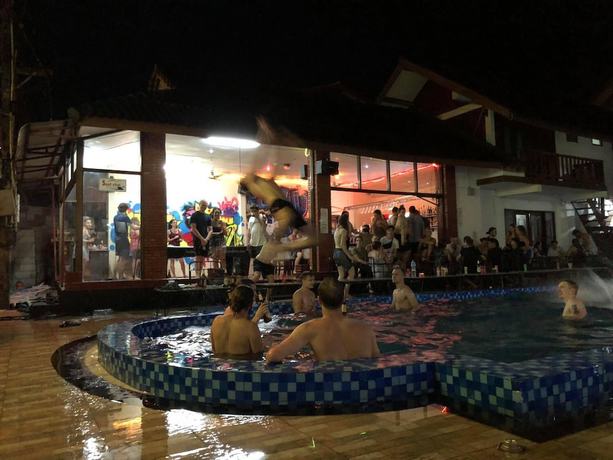 Imagen de la piscina del Hotel Nana Backpacker Hostel, Vang Vieng. Foto 20