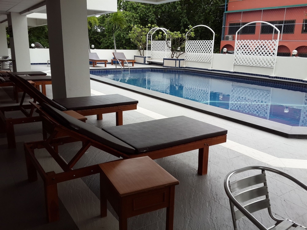 Imagen de la piscina del Hotel Nanatai Suites. Foto 7