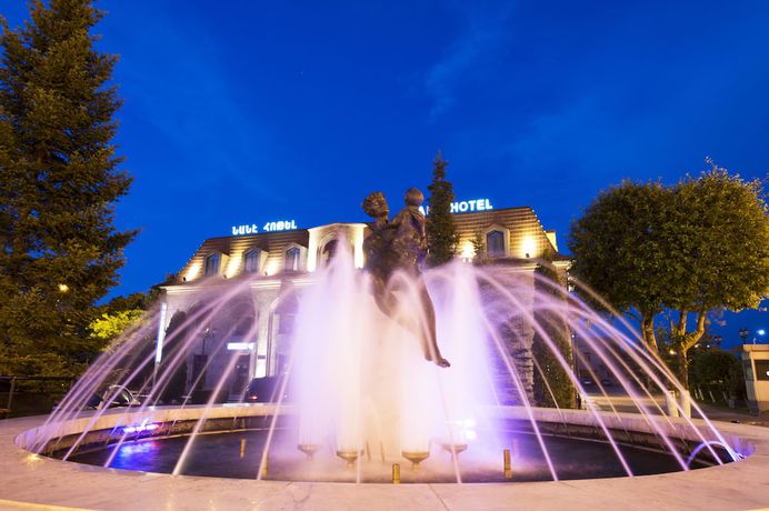 Imagen de los exteriores del Hotel Nane. Foto 15