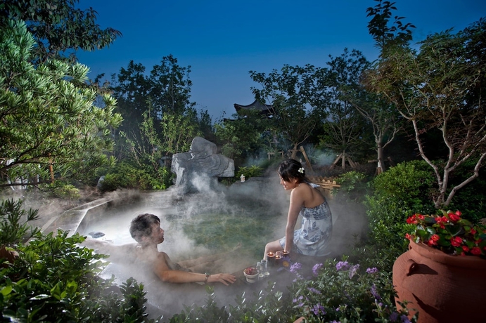 Imagen de la piscina del Hotel Nanjing Greenland Yuhao Hot Spring. Foto 18