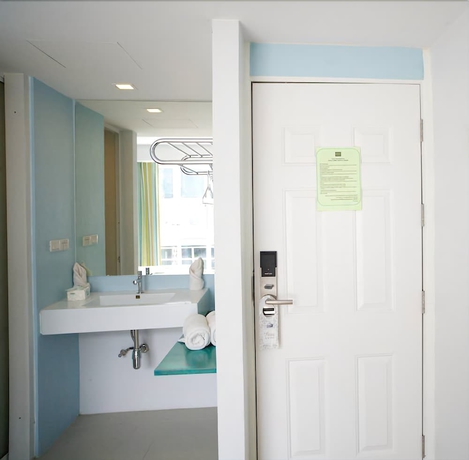 Imagen de la habitación del Hotel Nantra Cozy. Foto 15