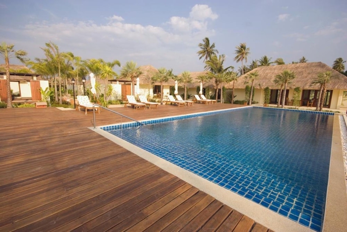 Imagen de la piscina del Hotel Nantra De Deluxe. Foto 19